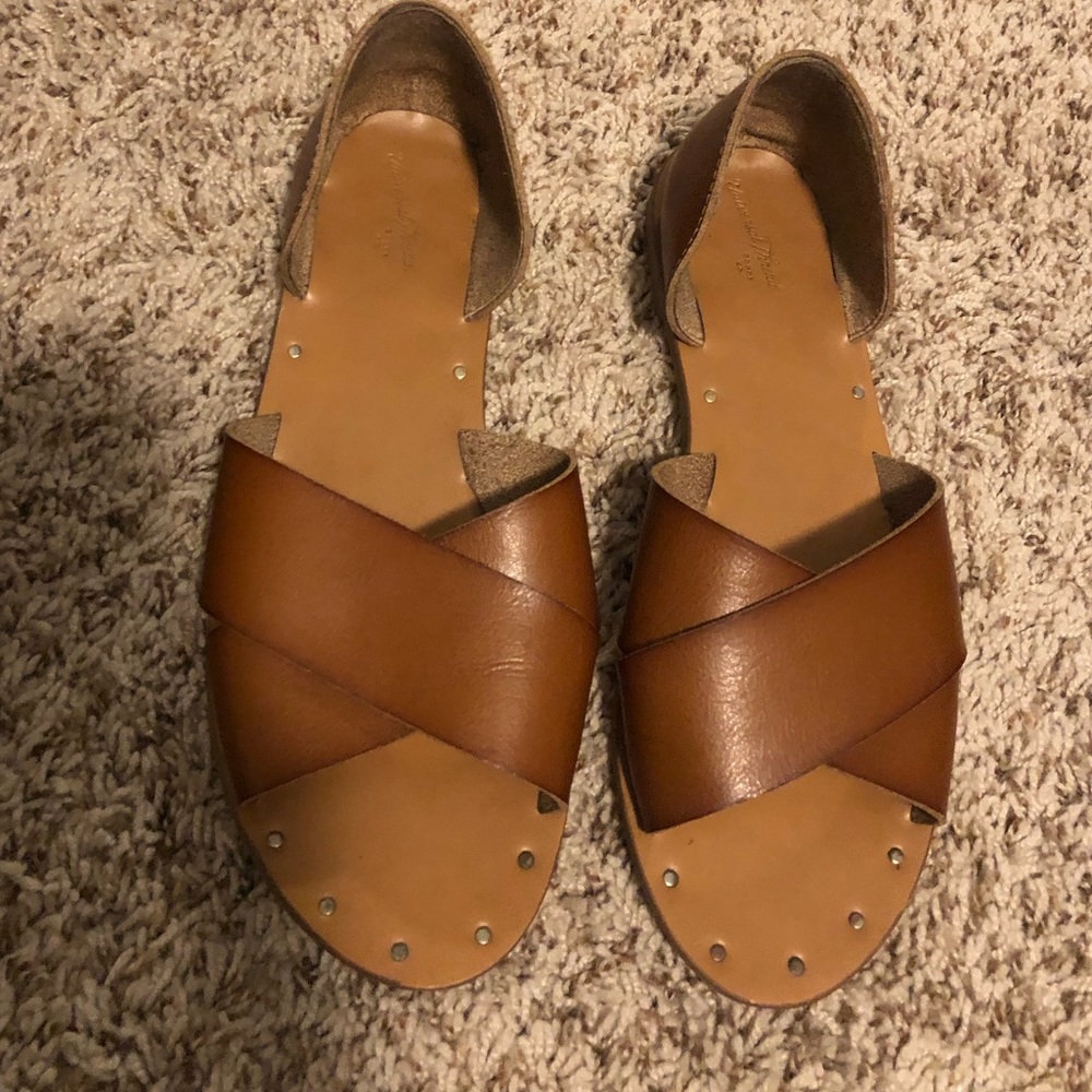Universal thread camel sandals
